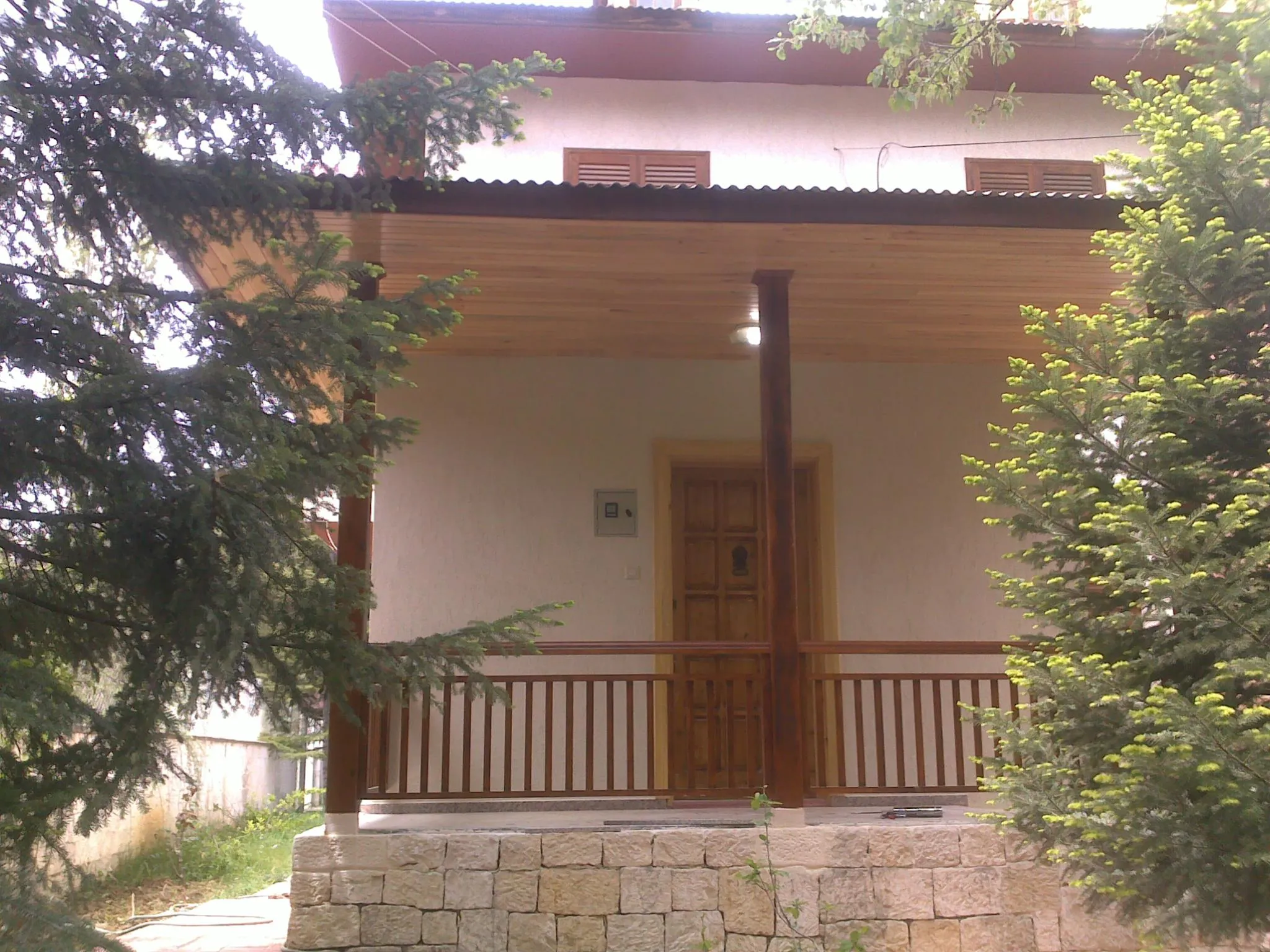 Çelik Çatı mı, Ahşap Çatı mı? Akdeniz İkliminde Hangisi Daha Dayanıklı?